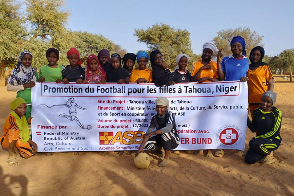 Gruppenfoto von Kindern aus Niger mit einem Samariterbund Plakat