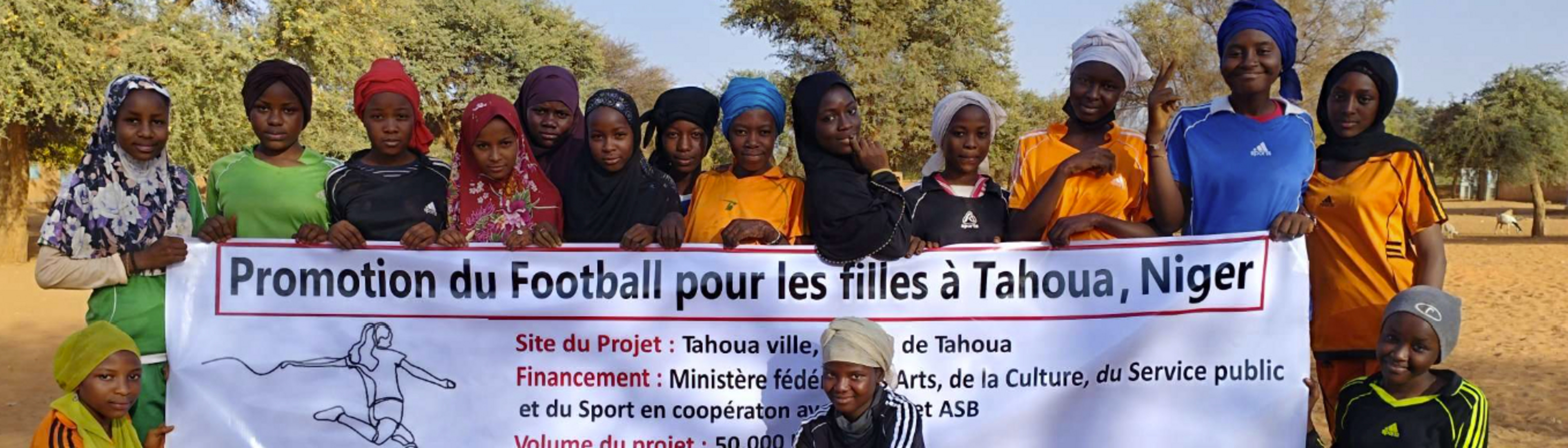 Gruppenfoto von Kindern aus Niger mit einem Samariterbund Plakat