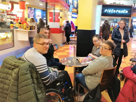 Gruppe Menschen am Tisch in einem Unterhaltungskomplex.