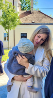 Eine Frau hält ein schlafendes Baby in ihren Armen.
