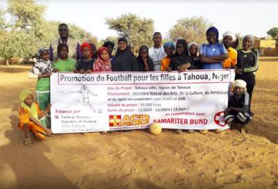 Gruppenfoto von mehreren Kindern in Niger mit einen Samariterbund Plakat