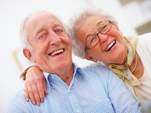 Glückliches älteres Ehepaar, Bewohner:innen einer Senioren-WG