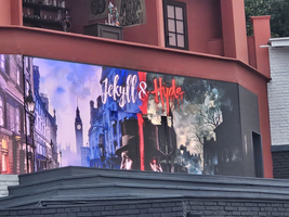 Wandgestaltung mit den Schriftzügen „Jekyll & Hyde“ und urbaner Szenerie.