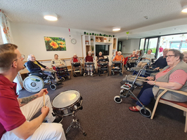 Gruppentherapie mit älteren Menschen, die Musikaktivitäten genießen.