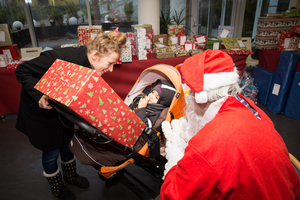 Große Freude bei den Jüngsten bei der Geschenkübergabe (Foto: Samariterbund/Christoph Lipinsky)