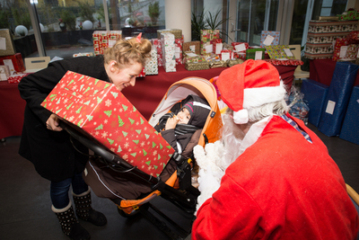 Große Freude bei den Jüngsten bei der Geschenkübergabe (Foto: Samariterbund/Christoph Lipinsky)