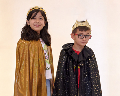 Ein junges Mädchen und ein Junge sind als König und Königin verkleidet, Schloss-Hof, Generationenausflug