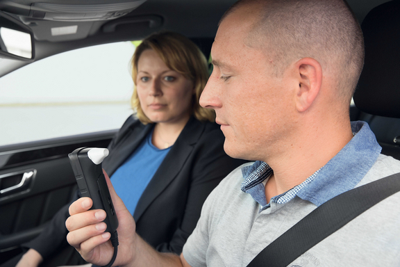 Autofahrer wartet auf Ergebnis von Alkoholtest