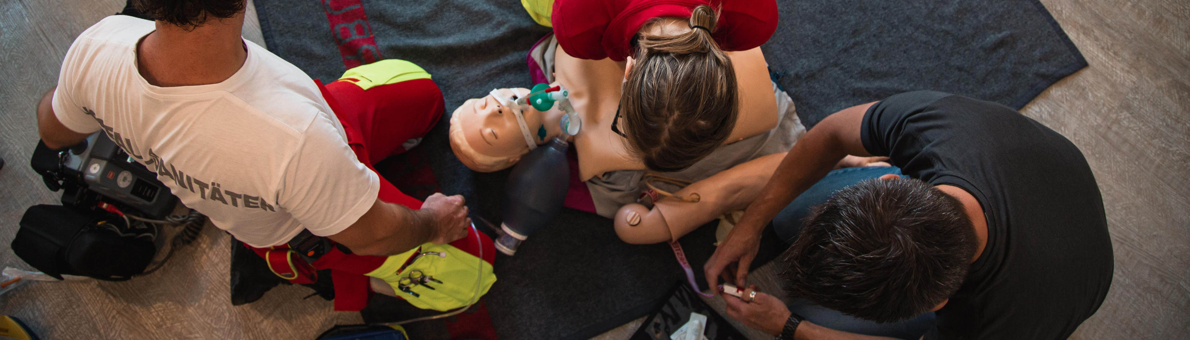 Rettungskräfte üben die Reanimierung an einer Übungspuppe.