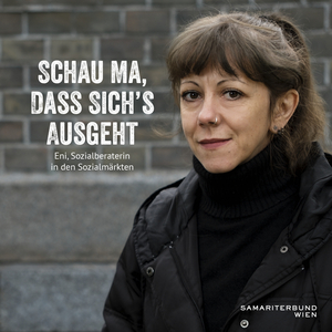 Porträt Sozialberaterin Eni vor Steinmauer, Slogan: Schau ma, dass sich's ausgeht