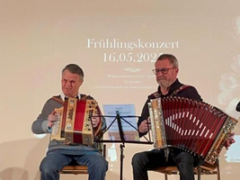 Zwei Musiker spielen auf Akkordeons während eines Frühlingskonzerts.