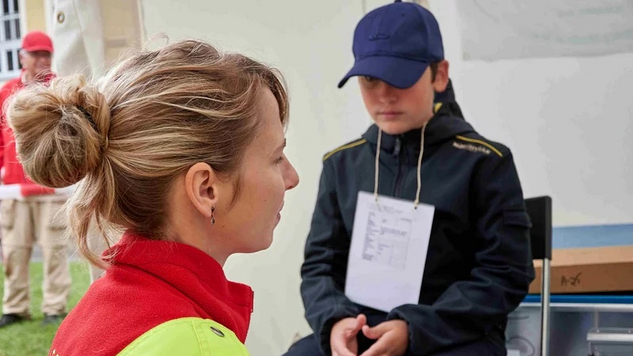 Emergency Medical Team (EMT): Ärztin spricht mit Patienten