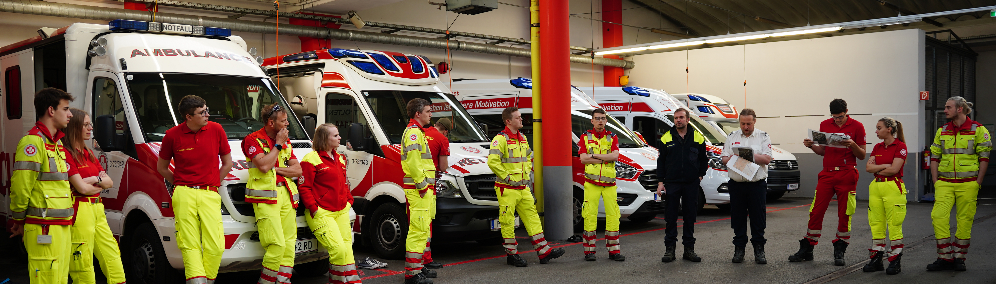 Samariter:innen in der Garage mit Fahrzeugen