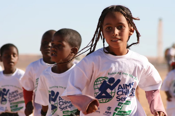 Afrikanische Kinder bei einem Laufwettbewerb