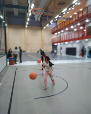 Mädchen spielt Basketball.