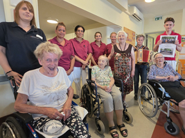 Eine Gruppe von Pflegekräften und Bewohnern in einem Seniorenheim.