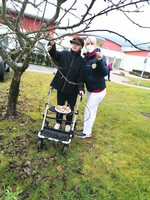 Zwei Frauen stehen am Baum und betrachten essbare Früchte.