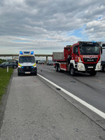 Einsatzfahrzeuge stehen an einer Unfallstelle auf der Autobahn.