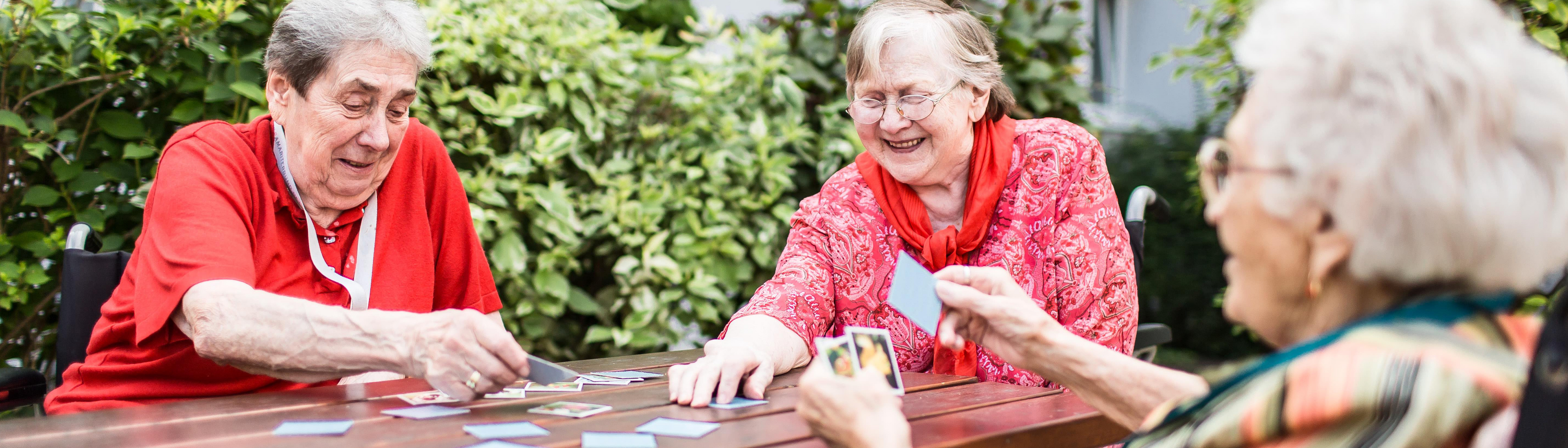 Bewohnerinnen Pflegekompetenzzentrum Neufeld beim Kartenspielen