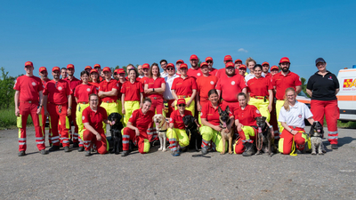 Gruppenfoto von Mitarbeitern des Samariter Bundes mit Hunden der Hunderettungsstaffel
