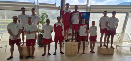 Gruppencollage von Schwimmern in Badebekleidung mit Pokalen auf Podesten.