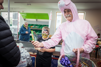 Kunterbuntes Ostervergnügen in Wien und im Burgenland Der Osterhase überraschte die jüngsten Besucher:innen mit kleinen Geschenken im Sonnencafé Neusiedl.