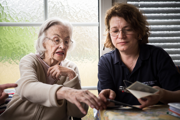 Bewohnerin eines Pflegekompetenzzentrums mit Betreuerin 