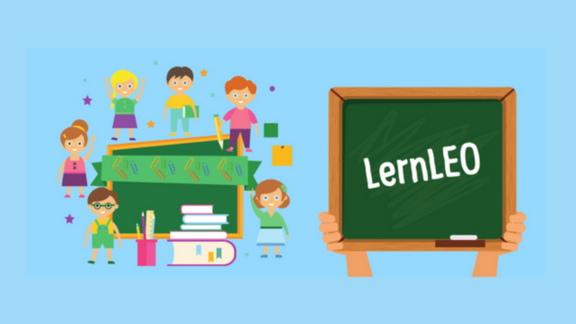 Illustration Kinder um Tafel herum mit Bücherstapel und separater Tafel 