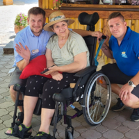 Fahrgast Maria mit Kollegen