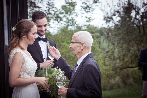 Großvater bei Hochzeit der Enkelin