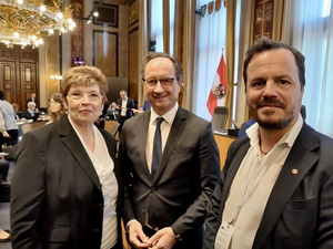 Christine Ecker (Leitung Geschäftsbereich Pflege Samariterbund Burgenland), Bundesratspräsident Günter Kovacs und Andreas Balog (Geschäftsführer Samariterbund)