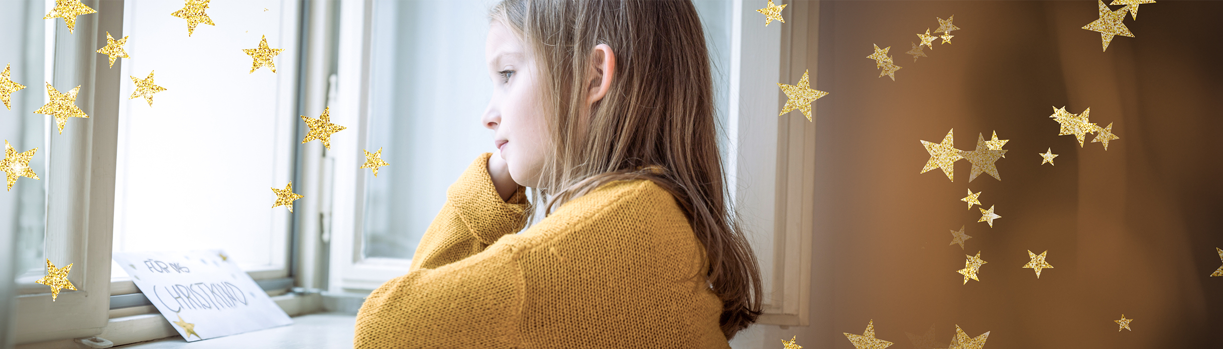 Kind wartend vor offenem Fenster mit Brief ans Christkind