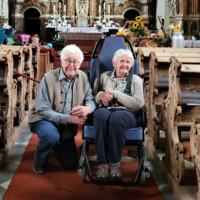 Fahrgast mit Mann in Kapelle in der Heimat