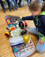 Ein Mädchen untersucht das medizinische Equipment in einem Rettungswagen