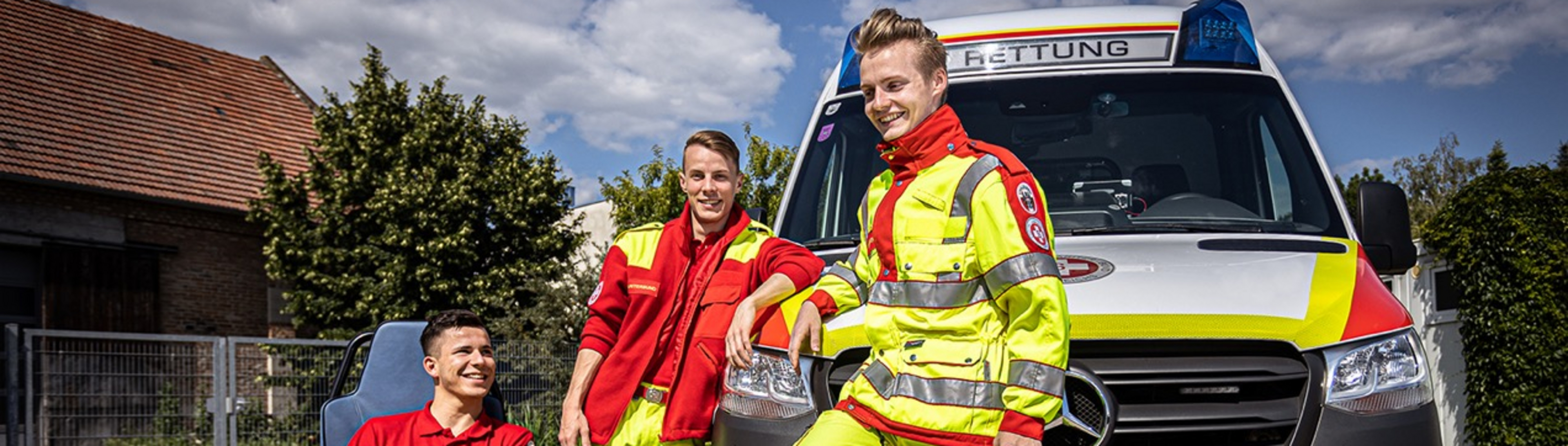 3 Zivildienstleistende vor Rettungswagen