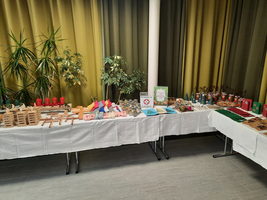 Ein Tisch mit handgefertigten Weihnachtsdekorationen und Geschenken.
