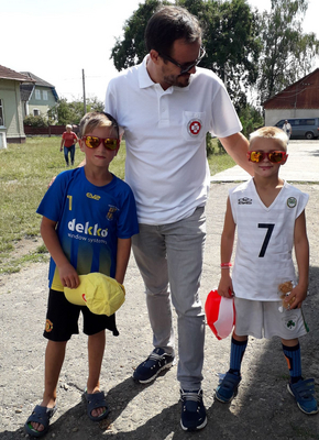 Kinder in Ukraine mit Sonnenbrillen und Kappen