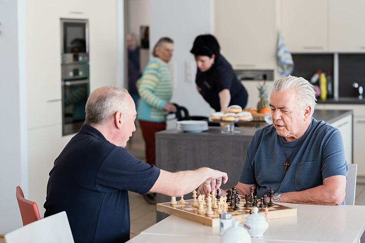 Senioren-WG Kapaunplatz zwei Bewohner spielen Schach