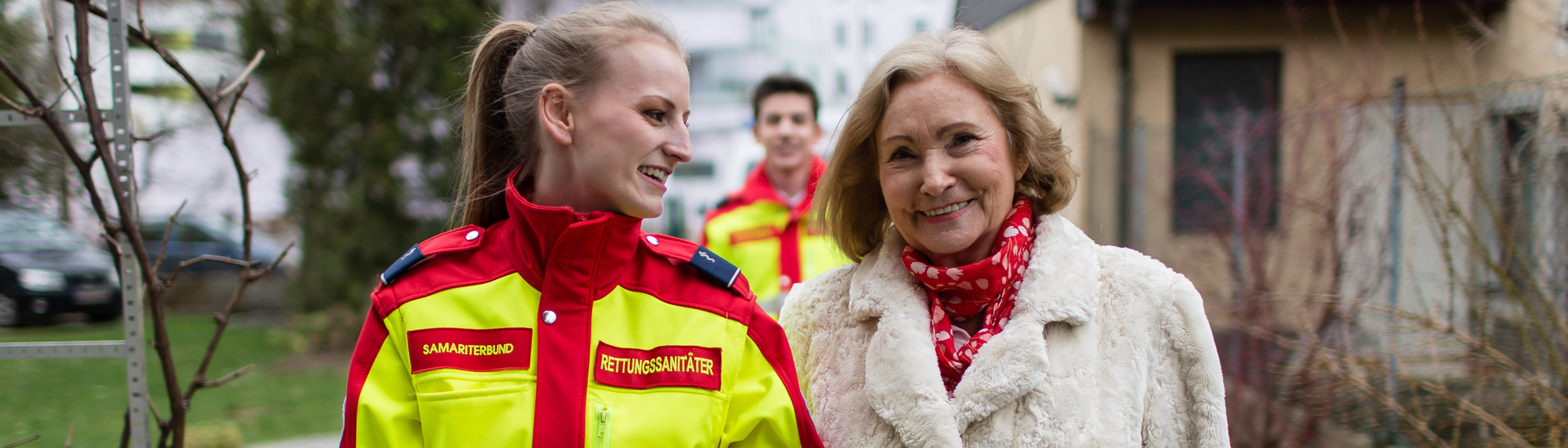 Samariterbund-Sanitäterin mit Seniorin