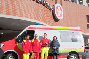 4 Personen stehen vor Rettungswagen Samariterbund 