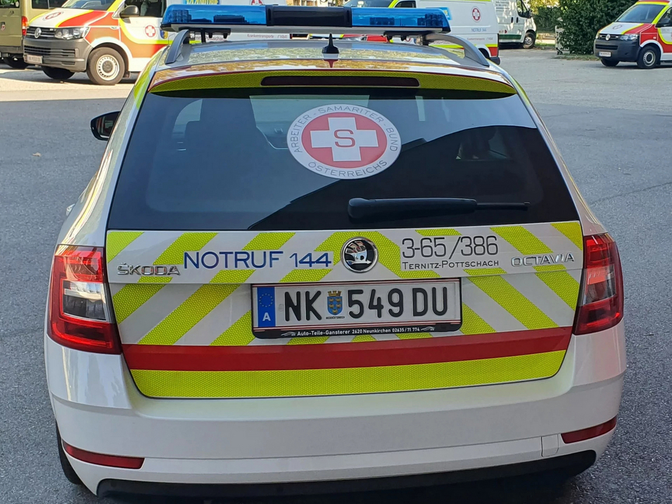 Rettungsfahrzeug mit Notrufnummer 144 und reflektierenden Markierungen.