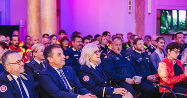 Eine Menschenmenge in Uniformen bei einer formellen Veranstaltung.