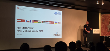 Mann präsentiert auf SimEx 2025 vor Publikum.