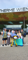 Sechs Personen stehen vor dem Eingangsbereich der Therme Wien.