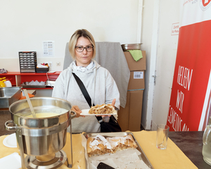 Alleinerziehende Mutter holt für sich und ihr Kind Essen im Samariter Suppentopf