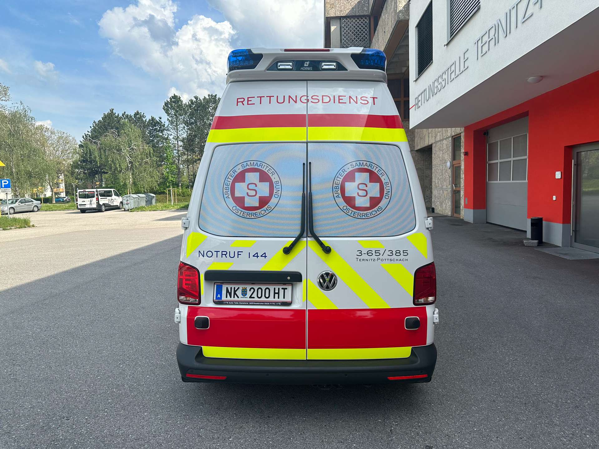 Rettungswagen des Arbeiter-Samariter-Bundes Österreichs mit Notrufnummer 144.