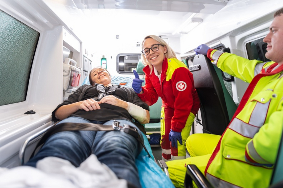 Zwei Samariterbund-Rettungssanitäter mit Patienten im Rettungswagen