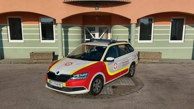 Ein Rettungswagen des Samariterbundes steht vor einem Gebäude.