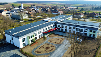 Moderne Einrichtung des Samariterbundes in ländlicher Umgebung mit gepflegtem Außengelände.
