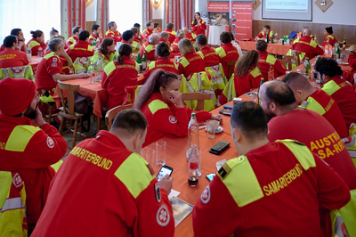 Sitzungssaal mit Einsatzkräften des Katastrophenhilfsdienstes